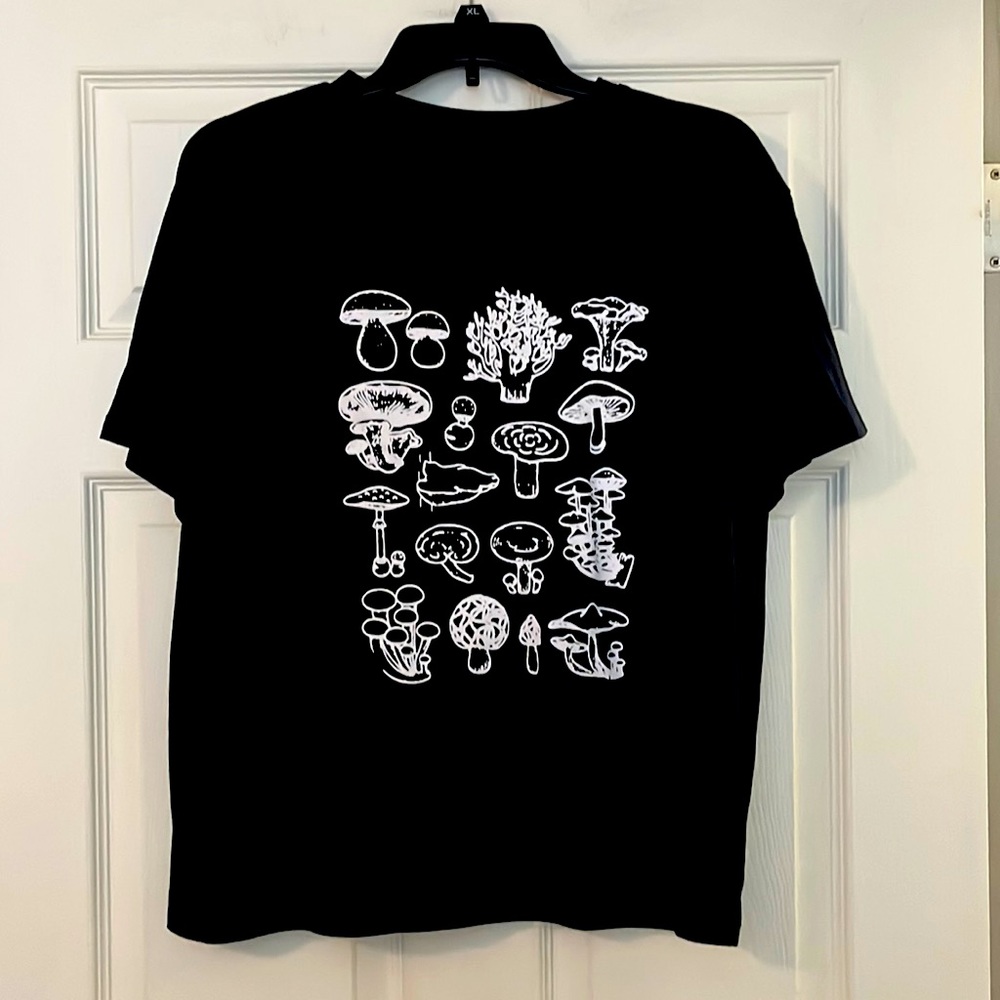 NWOT MUSHROOM TEE : SIZE MEDIUM